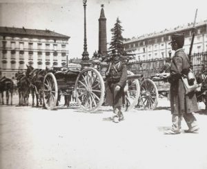 Milano, maggio 1898: batterie di artiglieria in piazza Cinque Giornate