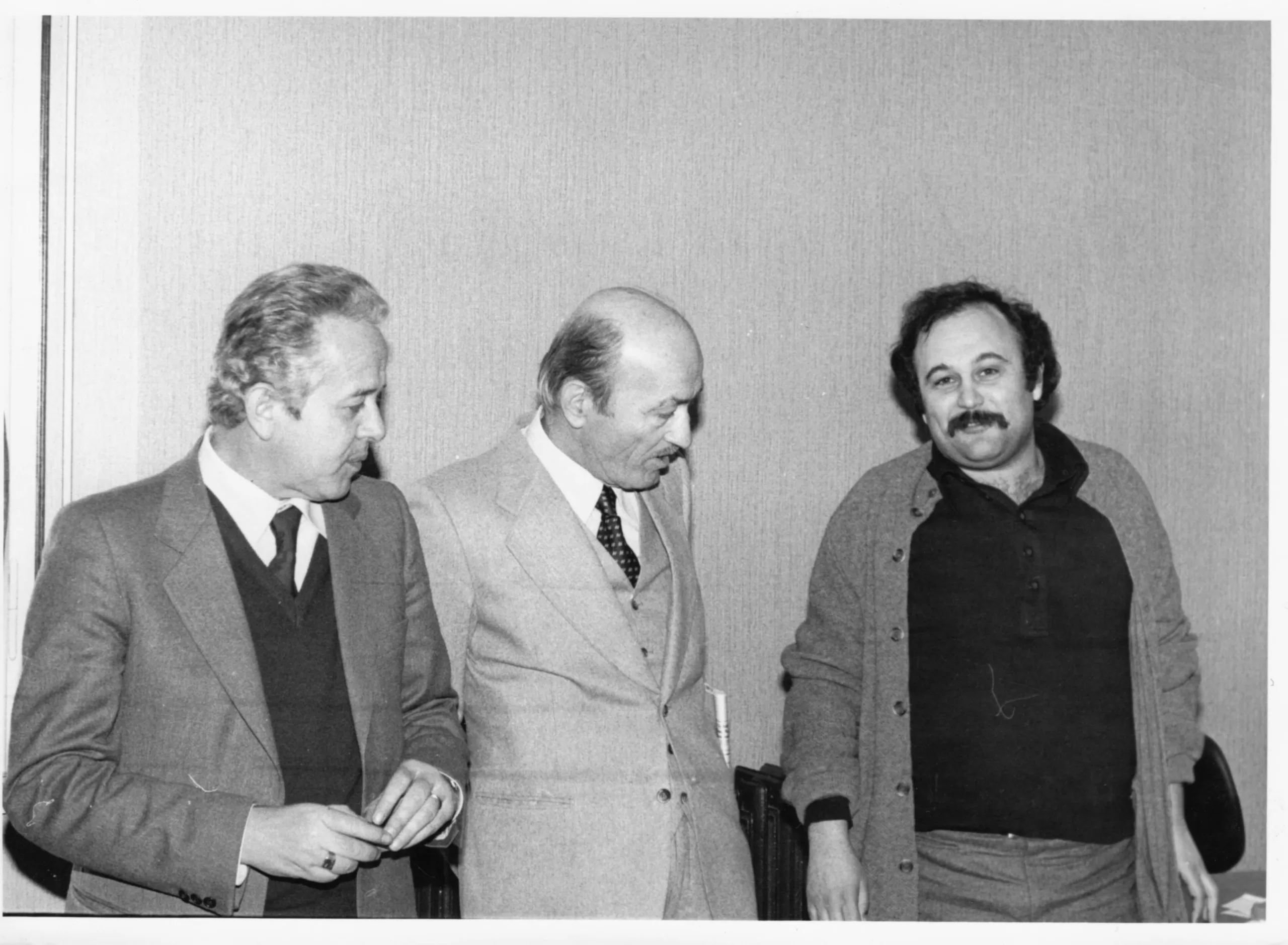 1979, 7 marzo. Auguri per i 70 anni di Nicoletti. Da sx, Zeno Zaffagnini, Vito Nicoletti, Nando Piccari