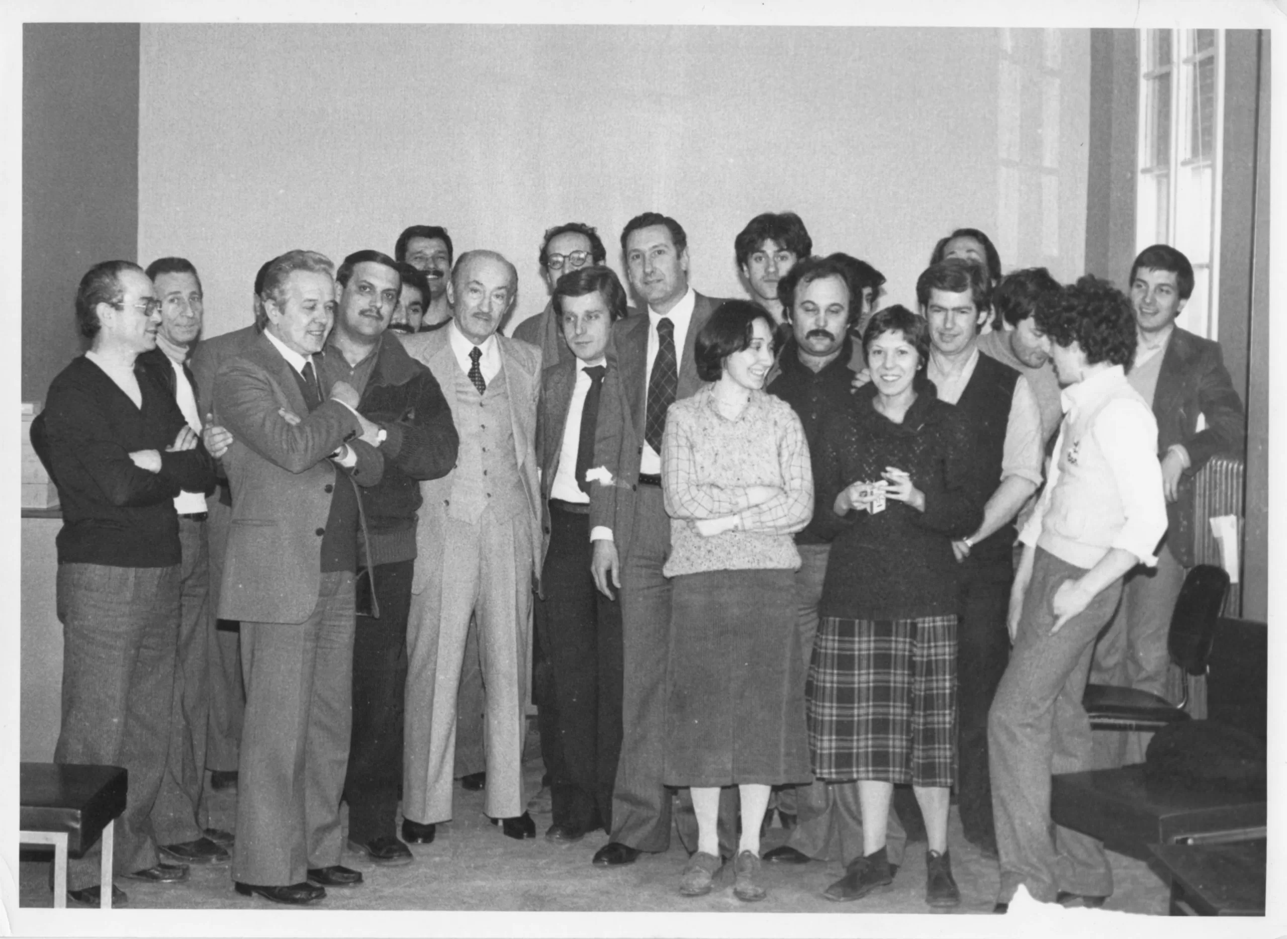 1979, 7 marzo. Rimini, Sede Federazione PCI. I compagni della Federazione festeggiano i 70 anni di Vito Nicoletti