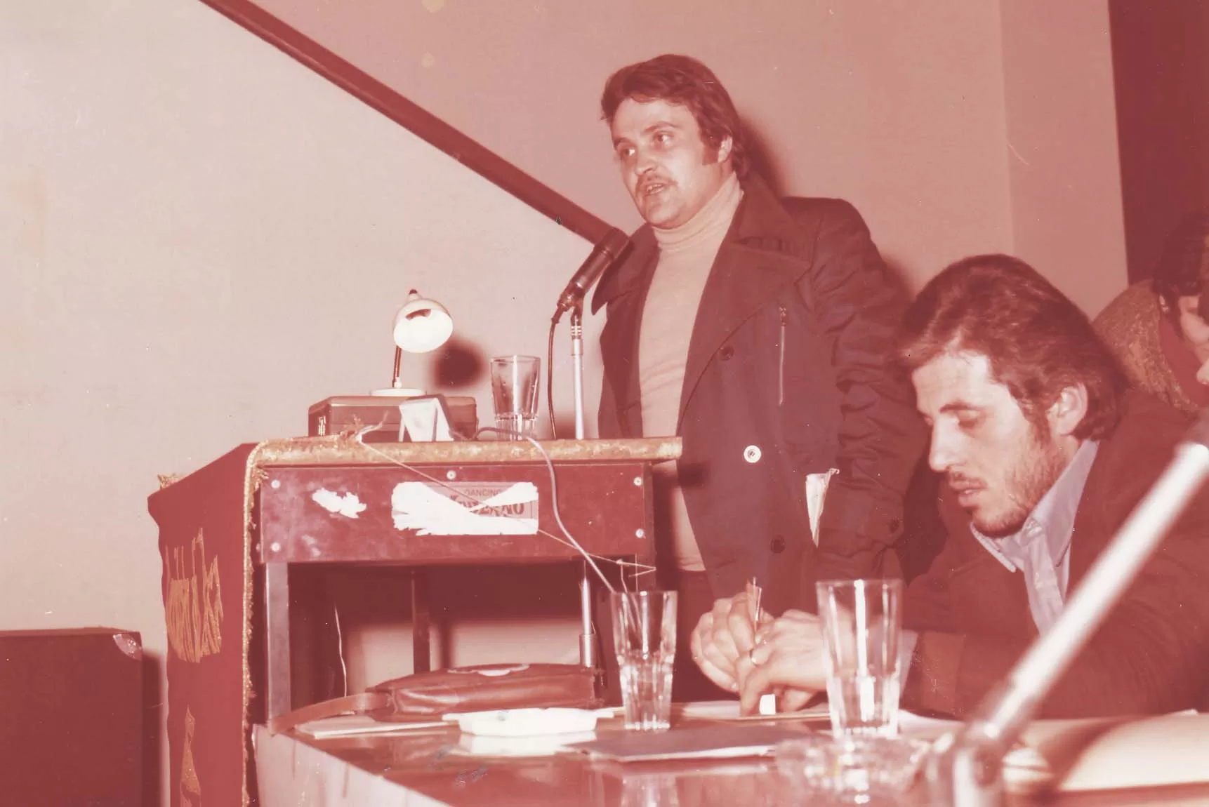 1 - 1974 ca. Morciano di Romagna. Conferenza economica della FGCI Valconca. Da sx Mauro Spadoni, Bruno Bigucci