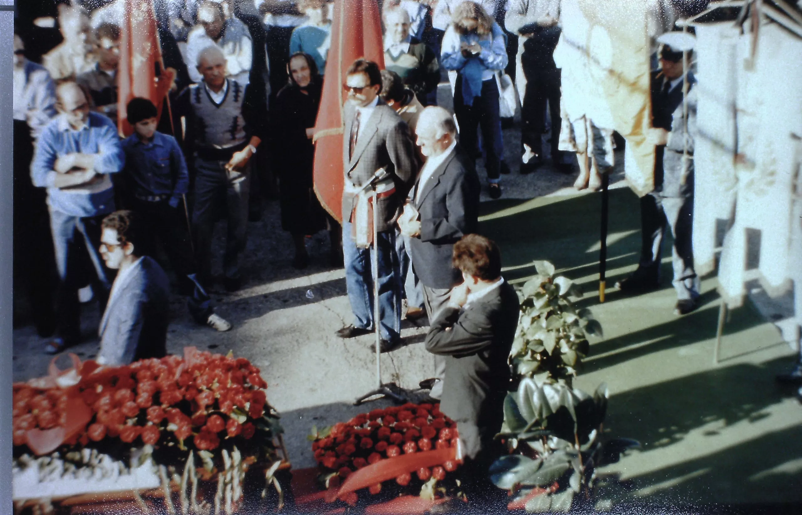 13 ottobre 1985. Torriana. Il funerale di Davide Celli. Al microfono, sulla piazza del Paese, Walter Ceccaroni per l'orazione funebre commemorativa