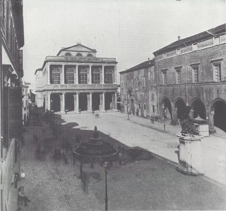 Piazza Cavour con i palazzi del Podestà e dell'Arengo prima dei restauri del 1919-23