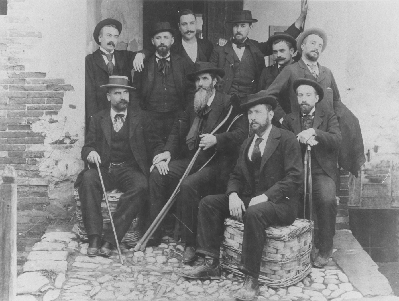 Amilcare Cipriani (al centro con la stampella) con un gruppo di reduci garibaldini della campagna di Grecia del 1897