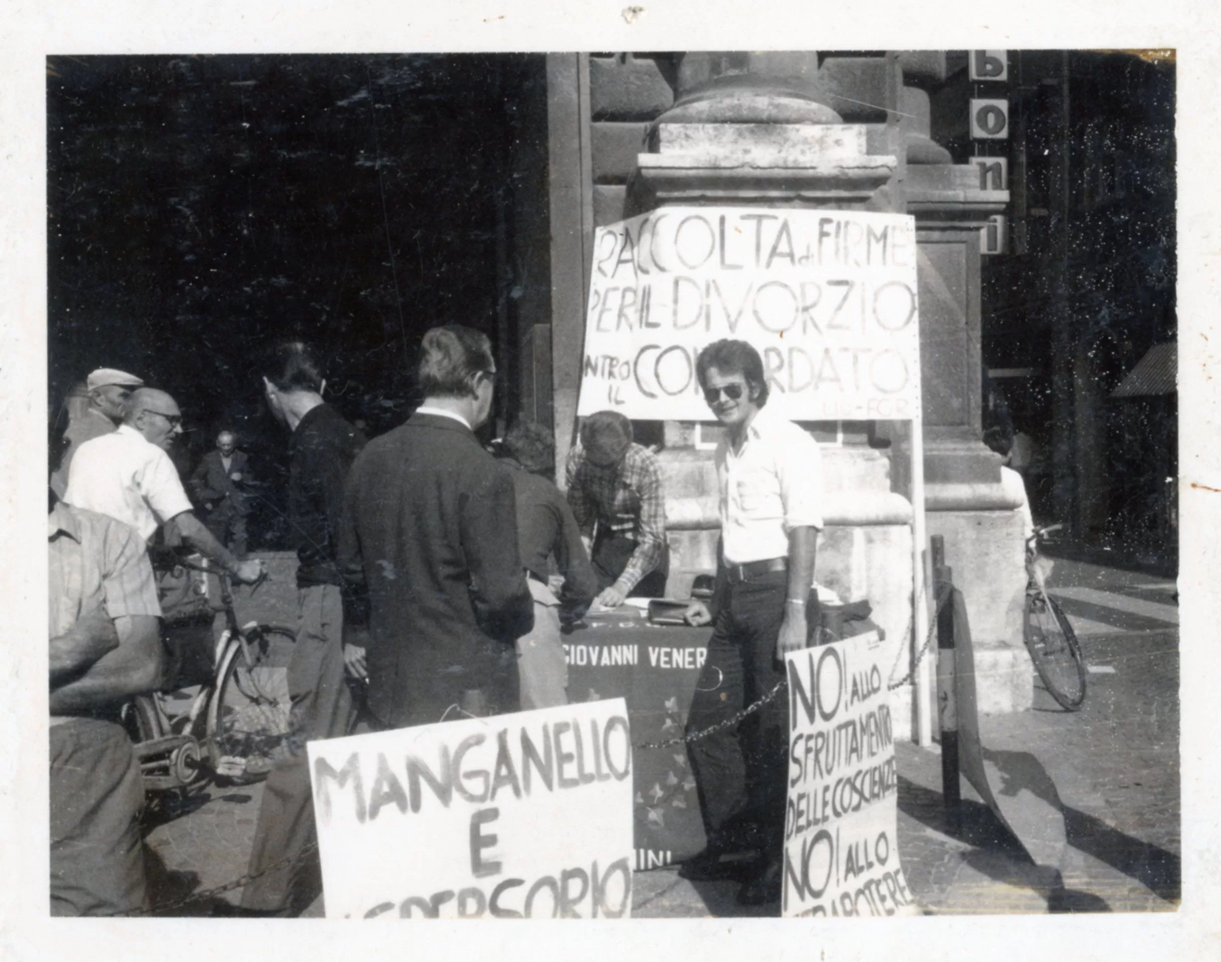 19-20 settembre 1970. A Rimini la raccolta dellefirme a favore della legge sul divorzio nel banchetto dei giovani repubblicani
