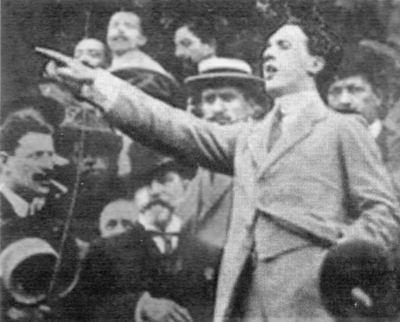 Comizio del socialista massimalista Filippo Corridoni, alle sue spalle, con la paglietta, Benito Mussolini