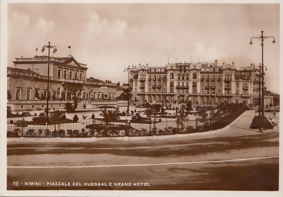 Il Kursaal. a sinistra, affiancato dal 1 luglio 1908 dal Grand Hotel