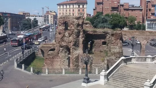  Le rovine della rocca di Galliera “…cinque volte levata contro la libertà bolognese, cinque volte dal popolo atterrata” (Carducci).