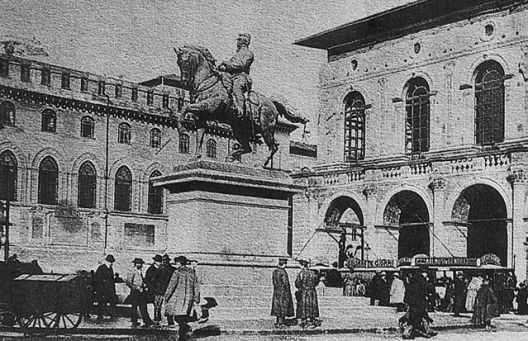 Il monumento a Vittorio Emanuele II quando era in piazza Maggiore a Bologna