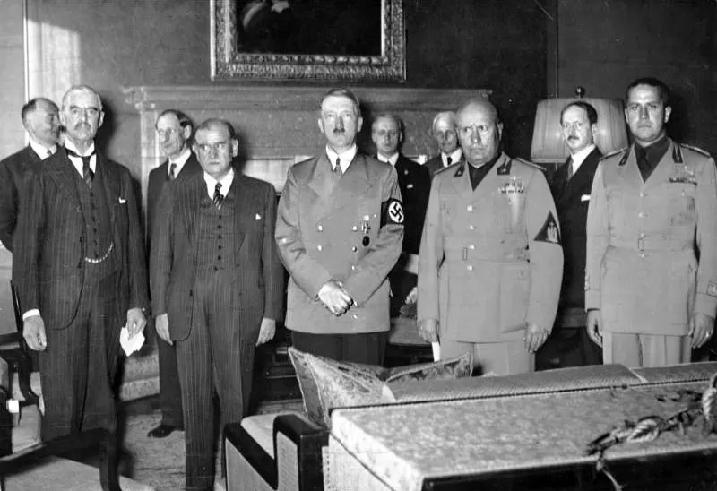 Gli accordi di Monaco del 1938. Da sinistra: Chamberlain, Daladier, Hitler, Mussolini e Ciano