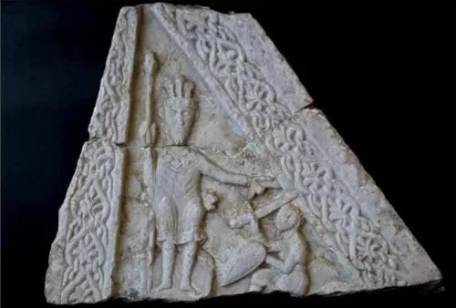 "Frammento con un re che dà ordini a un guerriero" (XII sec.) , Museo della Città di Rimini