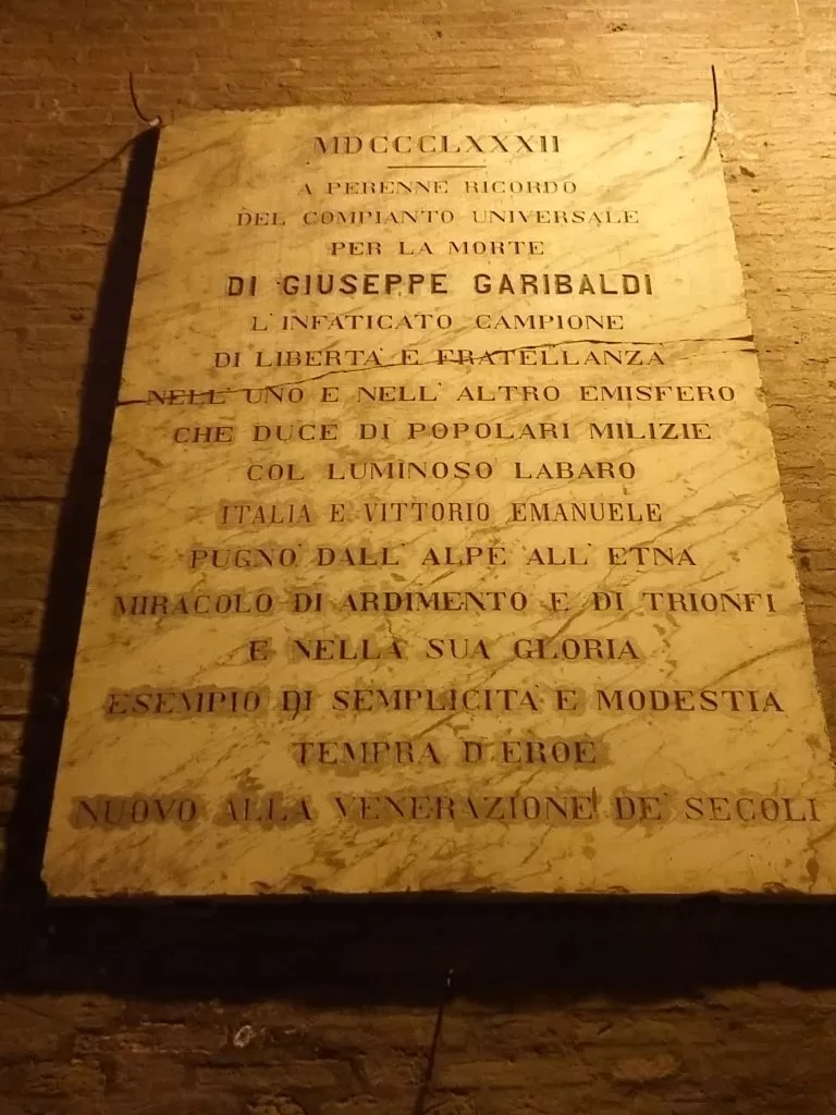 L'epigrafe dedicata a Garibaldi sotto il portico del Comune di Rimini