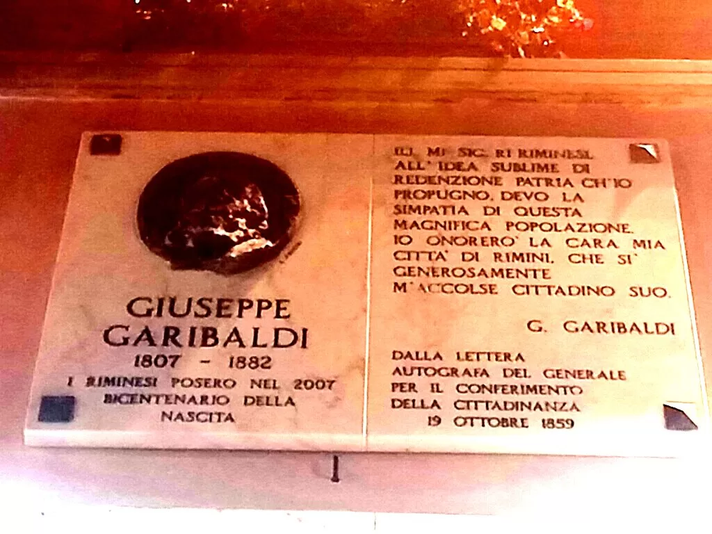 La lapide che commemora Garibaldi nella via di Rimini a lui intitolata