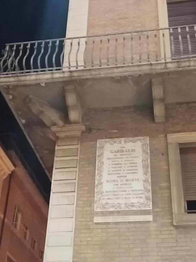 Il balcone di palazzo Gioia all'anglo del Corso con via Gambalunga e la lapide che ricorda Garibaldi