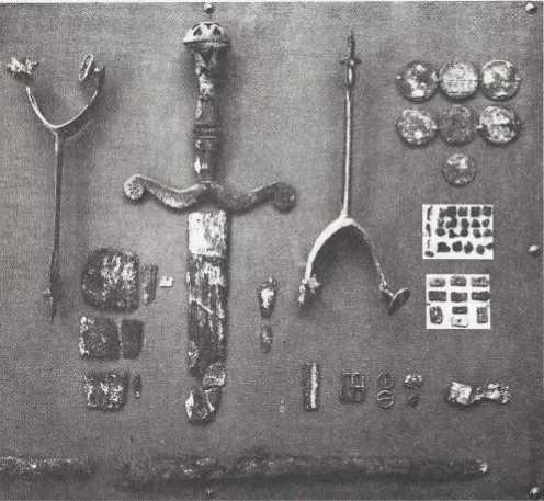 Gli oggetti ritrovati nella tomba di Sigismondo