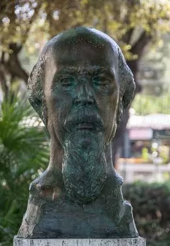 Il busto di Ruggero Baldini nel parco Fellini di Rimini