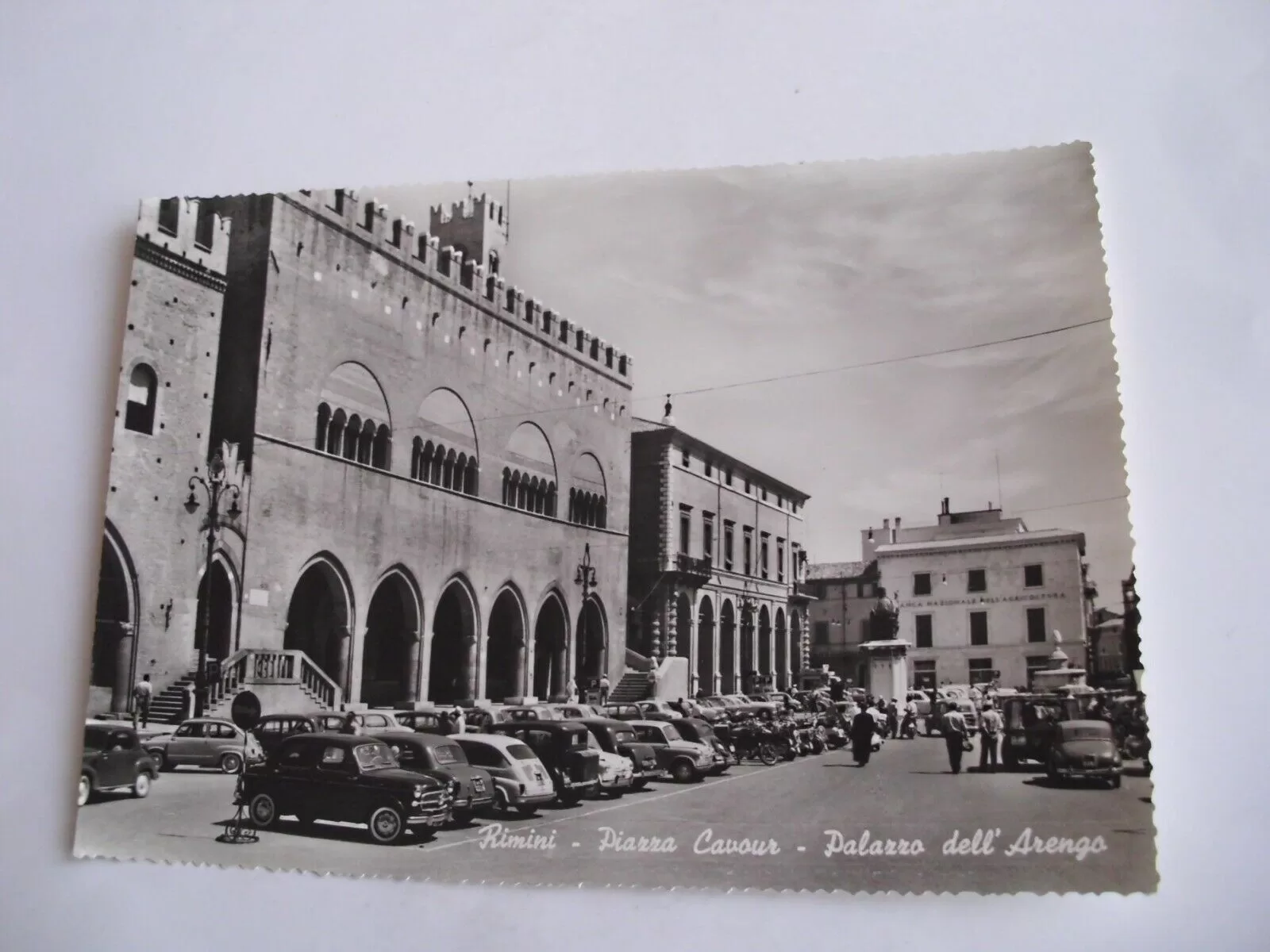 Piazza Cavour in una cartolina nel 1959; dietro le auto parcheggiate si scorge l'edicola all'angolo di Corso d'Augusto