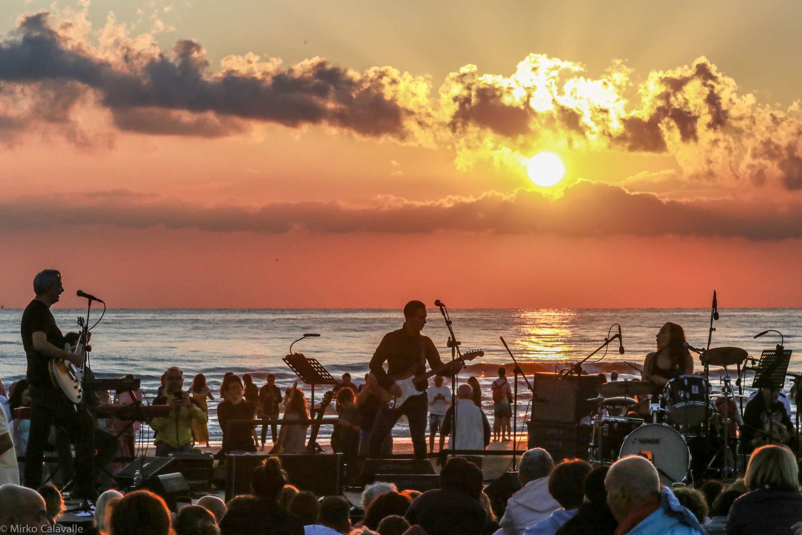 Musica all'alba: torna la rassegna al sorgere del sole sulle spiagge dei  Lidi. Il programma di luglio