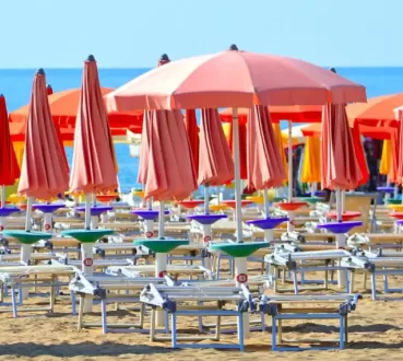 Spiaggia con ombrelloni